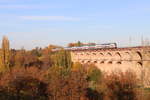 Ein Intercity 2, geschoben von einer 147.5, der DB Fernverkehr, bei der Überfahrt über das Vidaukt in Bietigheim - Bissingen.