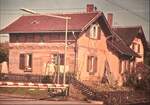 Am 28.09.1990 Hp Ersingen Schrankenposten 45 + Wohnhaus
Ca 7 monate vor Eröffnung der Schnellfahrstrecke Stuttgart-Mannheim