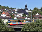 Züge unter der Christ-König-Kirche:  Duewag/ABB/Henschel GT8-100C/2S, Wagen 806, der Albtal-Verkehrs-Gesellschaft mbH (AVG) als verspätete S6 von Bad Wildbad Kurpark nach