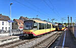 Am 23.9.2026 kreuzten um 14.33 Uhr zwei Stadtbahnen im Bahnhof Berghausen in Baden. ET 883 war als S 5 nach Karlsruhe unterwegs. Rechts ist hier der AVG 943 in Gegenrichtung zu sehen.