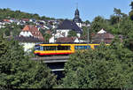 Züge unter der Christ-König-Kirche:  Duewag/Siemens GT8-100D/2S-M, Wagen 860, der Albtal-Verkehrs-Gesellschaft mbH (AVG) als S5 von Pforzheim Hbf nach Karlsruhe Hbf fährt in Ersingen