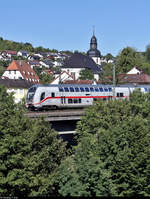 Züge unter der Christ-König-Kirche:  DBpbzfa 668.4 (50 80 86-81 895-4 D-DB) mit Schublok 147 568-0 DB als IC 2066 (Linie 61) von Nürnberg Hbf nach Offenburg fährt in Ersingen