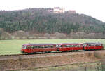Diese Bahnlinie der DB wird mittlerweile  Kulturbahn  genannt. Sie führt von Tübingen nach Horb. Am 24.11.1984 waren dort noch Uerdinger Schienenbusse unterwegs, der Zug befindet sich hier neben der Weitenburg.