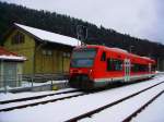 Bei etwas trbem Winterwetter war 650 311-3 am 15.02.2013 in Unterreichenbach als RB 22407 anzutreffen, als er gerade seinen Fahrt in Richtung Goldstadt fortsetzte.