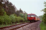 Dieser regnerische Tag war ein Tag des Weinens, und das nicht nur für Eisenbahnfans, sondern auch für viele Bewohner der Region Calw. Sie mussten alle das Verschwinden einer Nebenbahn erleben, welche vor allem wegen der Berge und der damit verbundenen Steigungen nicht durch einen Bus zu ersetzen war.
Ich fotografierte mit einer Voigtländerkamera, welche etwa doppelt so alt war wie ich. 
Der Uerdinger Schienenbuszug war einer der letzten Züge zwischen Calw und Weil der Stadt, welche sich am 27.05.1983 durch den Regen zur Stuttgarter S-Bahn nach Weil der Stadt bewegten. Das war übrigens keine Sonderfahrt, sondern der letzte beklagenswerte  Rest  einer von der Politik völlig vernachlässigten Bahnlinie.  