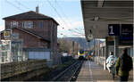 Die Hermann-Hesse-Bahn in Weil der Stadt - 

Blick vom Mittelbahnsteig der S-Bahn zu Mireo Plus B 563 017/117 der Hermann-Hesse-Bahn, die an ihrem eigenen Bahnsteig auf der anderen Seite des Bahnhofsgebäude auf ihre Abfahrt wartet. Leider ist kein bahnsteiggleicher Umstieg möglich. Es muss durch die Unterführung gegangen werden und um das Bahnhofsgebäude gelaufen werden um den kurzen niedrigen Bahnsteig zu erreichen, der für eine Zuglänge ausreicht.

Später soll die Hermann-Hesse-Bahn bis Renningen weiter fahren um dort Anschluss auch an die S-Bahn in Richtung Böblingen zu ermöglichen. Auch dort wird sie an ihren eigenen kurzen Niedrigbahnsteig halten. Auch dort wird der Weg zur S-Bahn über die dortige Unterführung führen, allerdings wird die Distanz kürzer sein.

07.02.2026 (M)