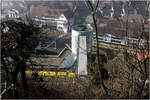 Die Hermann-Hesse-Bahn in Calw -     Blick von oben auf den Aufzugs- und Treppenturm mit Steg zum Bahnsteig der Hermann-Hesse-Bahn des Bahnhofes in Calw.