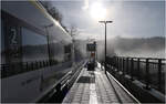 Die Hermann-Hesse-Bahn in Calw - 

Einer der schönsten Ankünfte in einem Bahnhof erlebte ich bei meiner ersten Fahrt mit der Hermann-Hesse-Bahn. Schon die aussichtsreiche Fahrt mit weitem Blick in die Landschaft und das Nagoldtal war aufgrund der morgendlichen Stimmung mit sich auflösendem Nebel im Tal wunderschön. Im Bahnhof Calw war dann diese Stimmung direkt erfahrbar, die Reste des Nebels im Zusammenspiel mit dem Gegenlicht, insbesondere im Zusammenhang mit dem hoch über Calw und dem Tal liegenden Bahnsteig.

07.02.2026 (M)