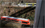 Die Hermann-Hesse-Bahn in Calw - 

Der Schatten des Steges verbindet hier Z-förmig die beiden Züge. Oben 563 007/017 der Hermann-Hesse-Bahn und unten ein unbekannter Regioshuttle noch in verkehrsrot bei der Abfahrt nach Pforzheim.

Der Fotostandpunkt ist auf einer Art Balkon auf der Stegebene des Treppen- und Aufzugturmes. Auf eine Entzerrung wurde hier bewusst verzichtet, da der Blick deutlich nach unten geht.

07.02.2026 (M)
