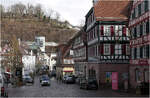 Die Hermann-Hesse-Bahn in Calw - 

Von den Zügen ist es nicht weit zur historischen Altstadt. Hier ein Blick von der Salzgasse zum Zugangsturm des Bahnhofes mit auf seine Rückfaht nach Weit der Stadt wartendem Mireo Plus B 563 017/117.

07.02.2026 (M)