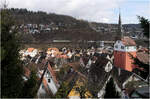 Die Hermann-Hesse-Bahn in Calw - 

Blick über die Altstadt von Calw mit einfahrendem 563  017/117 kurz vor seinem Endbahnhof. Oben links bei dem Baukran konnte man schon vier Minuten vorher den Triebzug sehen.

07.02.2026 (M)