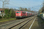 Aus Lauda kommend nach Stuttgart fahrend durch eilen die 111 067-5 und die Schwesterlok 111 191 im Sandwich mit einem Dostockzug im RE8 Ersatz den Bahnhof Untergriesheim am Neujahrsmittag des Jahres 2023