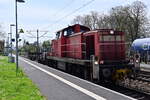 294 835-4 mit einem Rungenwagen am Haken fährt sie gen Bad Friedrichshall Hbf durch Kochendorf am Dienstag den 12.4.2022