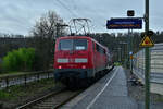 Im Verband mit der GfF 111 200-2 ist hier die 111 067-5 im Nachschuß bei der Durchfahrt in Roigheim als RE8 Ersatzzug am 12.1.2023 zusehen.