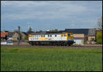 SGL V300.18 (232 446) hatte am Vormittag des 16.04.2026 20 Flachwagen (Res) von Würzburg Rbf nach Kornwestheim gebracht, als die Lokomotive am Nachmittag auf der Rückfahrt bei Moos fotografiert werden konnte.