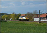 SGL V300.18 (232 446) hatte am Vormittag des 16.04.2026 20 Flachwagen (Res) von Würzburg Rbf nach Kornwestheim gebracht, als die Lokomotive am Nachmittag auf der Rückfahrt bei Moos fotografiert werden konnte.