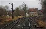 Einfahrt in einen ländlichen Bahnhof - 

Bahnhof Rot am See an der Tauberbahn. Hier wird nur bei Bedarf gehalten. Man muss vor zum Triebwagenführer und im Bescheid geben wenn man aussteigen will. Fahren die Triebwagen in Doppeltraktion wird immer gehalten. Interessant auch das für die Gegenrichtung offene Signal. In Rot am See sind an Gleis 2 die Signale in aller Regel in beide Richtungen offen.

Das Bild wurde aus dem Fahrgastraum (Einstiegsbereich) eines Treibwagens der Baureiche 628 / 928 gemacht. Die Tür zum Führerstand war offen. @ Kay Baldauf: Es ist also möglich, auch mit Abstand zur Scheibe solche Bilder zu machen, ohne dass die mögliche Verschmutzung der Scheibe zu störend ins Bild kommt. 

10.12.2011 (M)