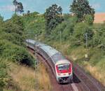 „Steuerwagen voraus“ passierte der InterRegio nach Karlsruhe am 18.7.00 die km-Tafel 2,2 km nördlich von Crailsheim.