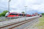 Blick auf die Gleise und Triebwagen die sich gerade im Bahnhof in Walldürn am Vormittag des 24.5.2022 befinden.