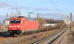 Am 28.11.2019 fährt 185 319 mit gemischtem Güterzug den Haltepunkt Eckartshausen-Ilshofen.