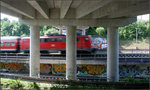 Lok, in schiebender Position -    Vermutlich eine Lok der Baureihe 111 schiebt hier einen RE-Zug in Richtung Schwäbisch Hall-Hessenthal über das erhöhte Gleis des