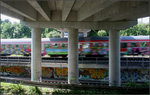 Ein Hauch der Bronx -    Passend zum Graffiti der Betonwände tragen auch einige Wagen eines Regional-Expresszuges in Richtung Schwäbisch Hall-Hessenthal diese Bemalung.