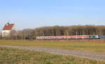 Am 28.12.2019 schiebt 185 691 RE Nürnberg-Stuttgart am markanten Silohaus von Eckartshausen vorbei.