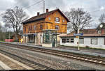 Blick auf das Empfangsgebäude des Bahnhofs Sulzbach(Murr) auf der Bahnstrecke Waiblingen–Schwäbisch Hall-Hessental (Murrbahn | KBS 785).