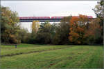 Über das Tal der Rems -    Zwischen Waiblingen und der Station Neustadt-Hohenacker überquert die Murrbahn auf einem Viadukt das hier eingeschnittene Remstal.