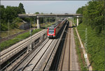 Auf dem Hochgleis der Murrbahn -    Eine S-Bahn auf der Linie S3 Fahrtrichtung Backnang kommt die östliche Rampe des Kreuzungsbauwerkes herunter und wird bald den Bahnhof Waiblingen erreichen.