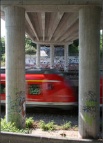 Unter der Brücke -    ...fährt eine S-Bahn der Linie S3 auf dem vordersten Gleis in Richtung Stuttgart.