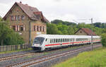 „Steuerwagen voraus“ fuhr der IC von Karlsruhe nach Nürnberg am 7.7.13 am Empfangsgebäude des früheren Bahnhofs Ellrichshausen vorbei.
