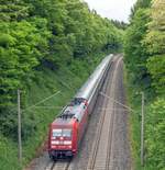 Blick von der Brücke der  Romantischen Straße (= Bundesstraße B25) nach Osten auf 101 129 mit einen IC nach Karlsruhe.
