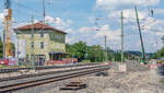 23 Jahre später hielten viel mehr Züge in Dombühl, es gab aber weniger Gleise: Der Vordergrund war am 16.6.17 frei geräumt, um Platz für den neuen S-Bahnsteig zu schaffen.