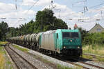 die von TXL eingesetzte Alpha Trains 185 610 durchfährt mit einem Kesselwagenzug den Bahnhof Roßtal, 24.06.2023