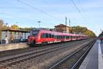 Ein Hamsterbacken Doppel mit ET 442746 an der Spitze hält hier am 30.10.2023 aus Nürnberg kommend auf dem Weg nach Ansbach im Bahnhof Wicklesgreuth.