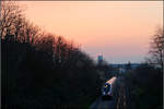 Bahnverkehr in Zeiten von Corona -    Sekunden nachdem die Sonne ganz hinter den im Westen aufziehenden Wolken verschunden war befuhr im Streiflicht des Himmels ein IC 2-Zug von Stuttgart nach