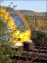 Ein gelber Zug in der Remstallandschaft -    Während oben rechts der Blick hinüber reicht nach Stetten im Remstal mit der Yburg in den Weinbergen, kommt von  links ein Flirt 3-Triebzug die