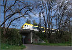 Leuchtend gelb-weiße Bahn unter fast blauem Himmel -    RB nach Stuttgart mit einem dreiteiligen Flirt 3-Triebzug vorne auf der Remsbahn kurz vor der S-Bahnstation Rommelshausen.