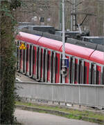 Der Eindruck täuscht -     Auch die S-Bahn steht in einer nach rechts führenden Steigung mit ca.