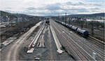 Ein Zug, drei Standorte, vier Bilder -     Noch ein Nachschuss auf den Kesselwagenzug der hier gerade die Tunnelrampe der Zuführung Untertürkheim in Richtung Süden passiert.