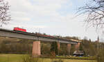 185 181 mit gemischtem Güterzug am 06.03.2022 auf dem Neckarviadukt in Marbach.