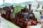 Dampfzugsonderfahrt auf der Strohgäubahn (WN): Der Dampfzug wurde von zwei Dampflokomotiven gezogen, und der Zug befand sich hier schon in Weissach (1983)