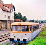 Strohgäubahn 1983: Einsam und verlassen steht VM 110 (MAN) vor dem Bahnhof Weissach.