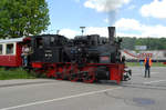 25.05.2017 Amstetten, nochmal die 99 7203 (Baujahr 1904, Borsig, Berlin), diesmal seitlich, und im Hintergrund auf der Hauptstrecke zieht zeitgleich Rhein Cargo den Mars Richtung Ulm