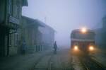 Eine schon längst vergangene Welt: Fahrer und Schaffner eines Zuges der WEG-Nebenbahn Amstetten-Laichingen am Bahnhof Nellingen mit MAN-Schienenbus im Nebel (02.11.1984)
