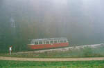 WEG-Nebenbahn Amstetten-Laichingen (Spurweite 1000 mm): Zwischen Amstetten und Oppingen quälte sich der alte MAN-Schienenbus durch den Nebel der Schwäbischen Alb (02.11.1984)