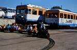 Veranstaltung bei der Tälesbahn (WEG): Vor der Hauptwerkstatt der WEG sorgte eine kleine Dampfbahn für Vergnügen. Viel wichtiger ist aber ein Wagen der früheren Schmalspurbahn Amstetten-Laichingen (ebenfalls WEG) neben den Gleisen der Dampfbahn. Fuchs T 30 WEG stand zu dieser Zeit zum Verkauf, er wurde später zur Brohltalbahn (Museumsbahn in Rheinland-Plalz) verkauft. Neben ihm befindet sich der normalspurige VB 122, der lange ungenutzt in Weissach abgestellt war, und der nach seiner Weissacher Zeit als  Schrottlagerplatz  genutzt wurde. Das Datum ist leider unbekannt.