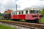 T 34 der Schmalspurbahn Amstetten - Oppingen  Albbhnle  mit aufgeschemelten Normalspurkesselwagen als Anschauungsobjekt im Endbahnhof Amstetten.