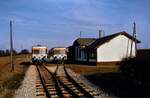 Der Bahnhof Oppingen der WEG-Nebenbahn Amstetten-Laichingen mit den Wagen WEG T30 und T31, 01.04.1985